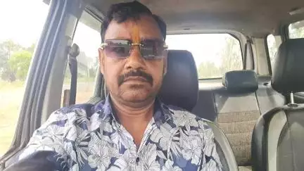 मुस्कुराकर तू बन्दों का दम तोड़ दे,
तेरे चहरे में इतनी तो तासीर है।
ओम शाहाबादी