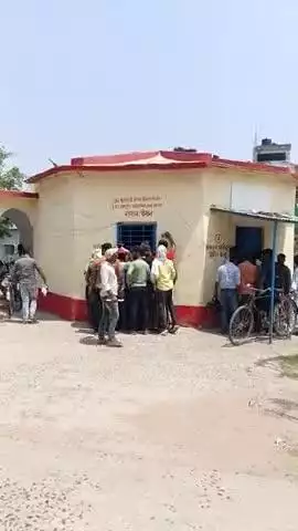 होमगार्ड के लिए जरूरी कागजात रतनी ब्लॉक में ncl obc नहीं बनाए जानेपर काउंटर पर लड़कलोग परेशान धूप खरे लोग के हालत खराब