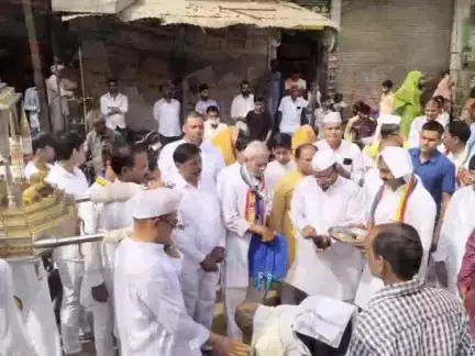 भगवान महावीर की जयंती के अवसर पर पृथ्वीपुर में आयोजित शोभायात्रा में पूर्व विधायक डॉ शिशुपाल यादव शामिल हुए