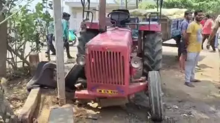 কান্দি: কান্দি থানার মাধুনিয়া এলাকায় রাস্তার ধারে মুড়ি খেতে গিয়ে বিপত্তি! হুড়মুড়িয়ে ঢুকে গেল ট্রাক্টর, আহত একাধিক