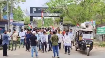 বামনগোলা: ২৬ হাজার শিক্ষক-শিক্ষিকার চাকরি যাওয়ার প্রতিবাদ জানিয়ে পাকুয়াহাটে তৃণমূলের মিছিল
