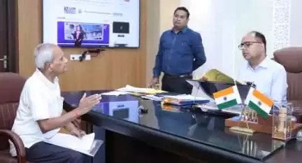 जिलाधिकारी, पटना द्वारा लोक शिकायत के 17 अपीलीय मामलों की सुनवाई की गई तथा परिवादों का निवारण किया गया। शिकायतों के निष्पादन में लापरवाही एवं शिथिलता बरतने के कारण तीन अंचलो के अंचलाधिकारियों से स्पष्टीकरण किया गया।