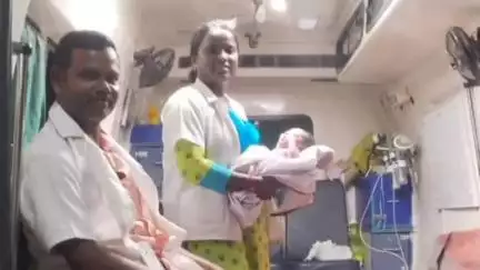குளத்தூர்: அண்டக்குளம் அருகே 108 ஆம்புலன்ஸில் பிறந்தது அழகான பெண் குழந்தை பிரசவம் பார்த்தவருக்கு மருத்துவர்கள் பொதுமக்கள் பாராட்டு