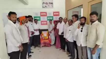 सेलू: म.फुले पुतळा येथे व भाजपा कार्यालय सेलूत महात्मा ज्योतिबा फुले यांच्या जयंती निमित्त भाजपा पदाधिकाऱ्यांनी केली अभिवादन
