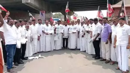 செய்யூர்: சோத்துப்பாக்கம் பகுதியில் மாவட்ட அம்மா பேரவை சார்பில் அதிமுக வின் 10 ஆண்டு சாதனை களை அடங்கிய துண்டு பிரசுரங்கள் பொது மக்களுக்கு வழங்கப்பட்டது