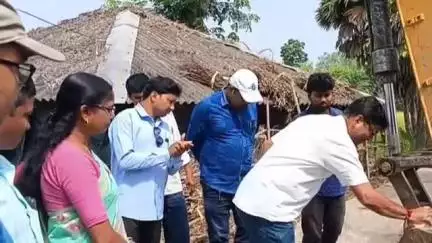 ভগবানপুর ১: হাড়োমশানী থেকে কালীতলা পর্যন্ত খাল সংস্কারের কাজের সূচনা করলেন পঞ্চায়েত সমিতির সভাপতি