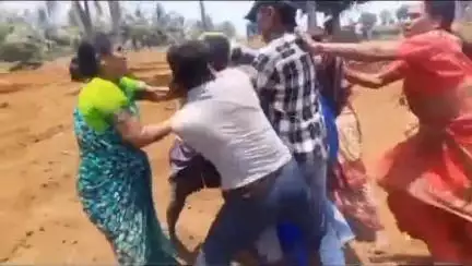 ಹುಣಸೂರು: ಜಮೀನು ವಿವಾದ; ಹರಳಹಳ್ಳಿಯಲ್ಲಿ ಒಂದೇ ಮನೆಯ ಎರಡು ಗುಂಪುಗಳ ನಡುವೆ ಗಲಾಟೆ, ಚಾಕು ಇರಿತ