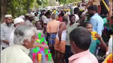 போடிநாயக்கனூர்: கோடங்கிபட்டி கௌரி காளியம்மன் கோவில் திருவிழா ஊர்வலத்தில் இந்து மக்களுக்கு இஸ்லாமியர்கள் நீர் மோர் வழங்கினர்