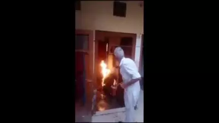 सादुलशहर: वार्ड नंबर 5 में सिलेंडर लीक होने से घर में लगी आग, मौके पर पहुंची दमकल की गाड़ी