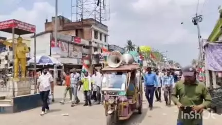 বামনগোলা: শিক্ষক-শিক্ষিকাদের চাকরি যাওয়ার প্রতিবাদে পাকুয়াহাটে তৃণমূল ছাত্র পরিষদ ও যুব তৃণমূল কংগ্রেসের উদ্যোগেবিক্ষোভ কর্মসূচি
