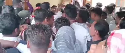 নগৰবেৰা: নগৰবেৰাত অন্তিম দিনা মনোনয়ন দাখিল বহু প্ৰাথীৰ, জনসমুদ্ৰত পৰিণত নগৰবেৰাত, মানুহৰ ভিৰৰ বাবে ব্যাপক খেলিমেলিৰ সৃষ্টি