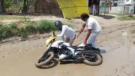 ढोड नाथ मंदिर की सडक जंजर समाजसेवी पप्पू खान ने रोड मरम्मत हेतु ग्रामीण कार्य विभाग छपरा 2 सहायक अभियंता से दुरभाष से कि बात