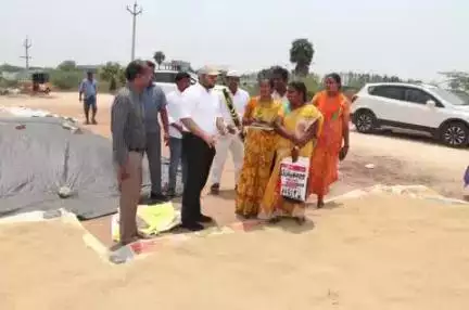 చివ్వెంల: రైతులు నాణ్యమైన ధాన్యం తెచ్చి  మద్దతు ధర పొందాలి: కలెక్టర్ తేజస్