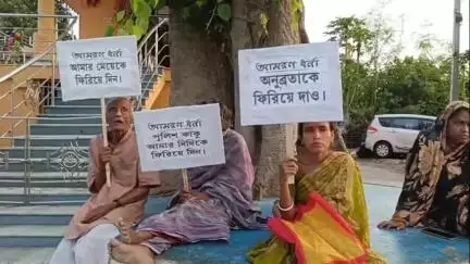 মহিষাদল: নিখোঁজ নাতনির খোঁজ পেতে ধর্নায় দাদু ঠাকুমা ও মা মহিষাদল থানায়