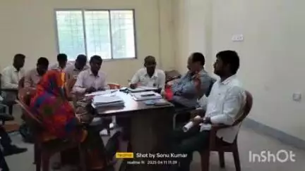 अंधराठाढ़ी: अंधराठाढ़ी ब्लॉक में विकास मित्रों के साथ बैठक, श्रम प्रवर्तन एवं प्रखंड कल्याण पदाधिकारी मौजूद रहे