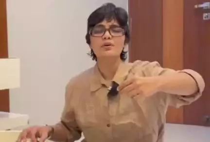 बिहार विधानसभा चुनाव से पूर्व नेहा सिंह राठौर ने इन्हें कहा रंगा बिल्ला, क्या नेहा पर होगी कार्रवाई #NehaSinghRathore