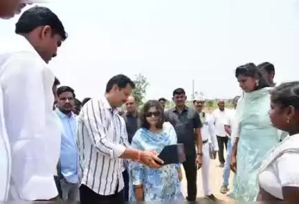 అడ్డాకుల: అడ్డాకల్ మండలం పొన్నకల్ గ్రామంలో ఆధ్వర్యంలో ధాన్య కొనుగోలు కేంద్రాన్ని తనిఖీ చేసిన కలెక్టర్ విజయేంద్ర బోయి