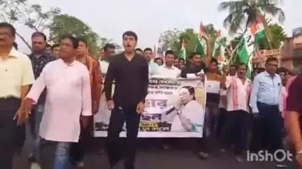 ওন্দা: বিজেপি ও সিপিএমের যৌথ ষড়যন্ত্রে 26 হাজার শিক্ষক শিক্ষিকাদের চাকরি যাওয়ার প্রতিবাদে তৃণমূলের ধিক্কার মিছিল হল ওন্দায়