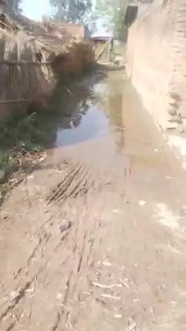 पहली ही बारिश में रास्ता हुआ जलमग्न ।
निघासन के ग्राम पंचायत खैराहना के दिलावल पुरवा गांव का मामला।