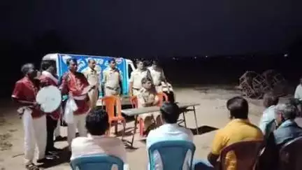 నాగారం: నాగారంలో సైబర్ నేరాలు, ఆన్‌లైన్ బెట్టింగులు, పలు అంశాలపై ఎస్సై ఐలయ్య ఆధ్వర్యంలో ప్రజలకు అవగాహన సదస్సు