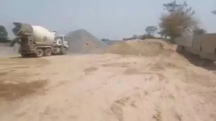 नसीरपुर गांव में नहर पक्कीकरण का निर्माण गुणवत्तावहीन तरीके से बनाई जा रही है प्लांट में यमुना की बालू भी मिश्रित ।