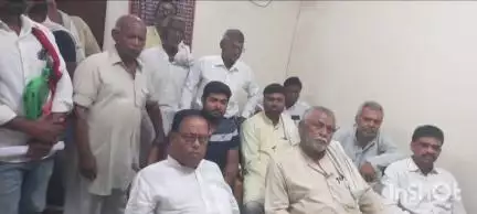 बछवारा: बछवाड़ा के पूर्व विधायक ने प्रखंड मुख्यालय में लंवित मांगों को लेकर धरना दिया