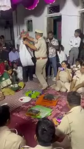 अयाना पुलिस ने 
सफाईकर्मी की बेटी की शादी पर पुलिसकर्मियों ने भरा , मायरा खुशी छलके आशु