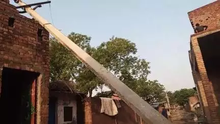 aliganj vill raai adhni bares ke chelte 11000 ke keyi Pol tot ke chet per Gere lenter hwye chtgersh huaa nuksan