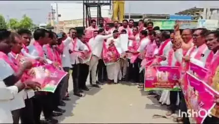 వేలేరు: వేలేరు మండల కేంద్రంలో ఈనెల 27 నిర్వహించే రజతోత్సవ పోస్టర్ను ఆవిష్కరించిన ,మాజీ ఉప ముఖ్యమంత్రి