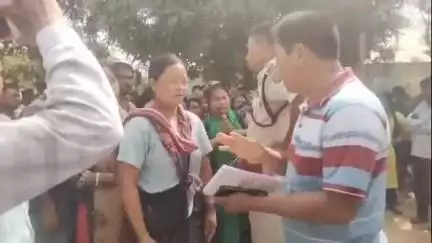 করবুক: করবুক থেকে নতুন বাজার যাওয়ার রাস্তা অনুরোধ করে বসেন স্থানীয় লোকজনরা। ঘটনাস্থলে মহকুমা পুলিশ আধিকারিক সহ শিক্ষা দপ্তর