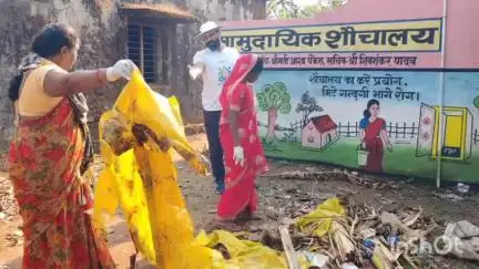 दुलदुला: दुलदुला के करडेगा गांव में कलेक्टर रोहित व्यास ने स्वच्छता की झाड़ू पकड़ी, ग्रामीणों के साथ बाजारडांड की सफाई की