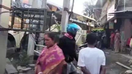 নবগ্রাম: 12 নম্বর জাতীয় সড়কে নবগ্রামের চানক মোড়ে নিয়ন্ত্রণ হারিয়ে লরিতে ধাক্কা যাত্রীবাহী বাসের, আহত বেশ কয়েকজন