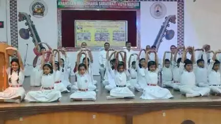 आनन्दराम ढांढनियाँ सरस्वती विद्या मंदिर भागलपुर के केशव सभागार में वंदना के पूर्व योगासन करते हुए भैया -बहन।