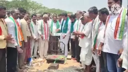 డోర్నకల్: డోర్నకల్ నియోజకవర్గంలో పలు మండలాల్లో ధాన్యం కొనుగోలు కేంద్రాలను ప్రారంభించిన ,ప్రభుత్వ విప్ రామచంద్రనాయక్