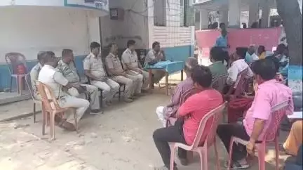 বামনগোলা: বামনগোলা ব্লক প্রশাসনের পক্ষ থেকে সকল গম্ভীরা মেলা কমিটির সদস্যদের নিয়ে থানা প্রাঙ্গণে বৈঠক