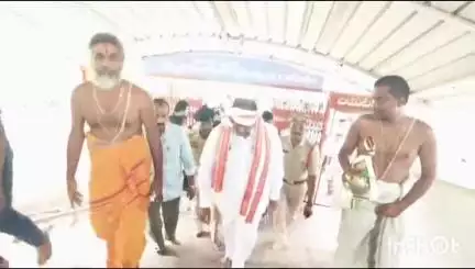 గీసుగొండ: కొమ్మల లక్ష్మీనరసింహస్వామి దేవాలయంలో ప్రత్యేక పూజలు నిర్వహించిన ఎమ్మెల్యే