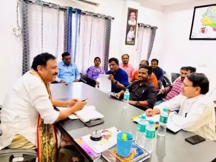జుక్కల్: జుక్కల్ ఎమ్మెల్యే క్యాంప్ కార్యాలయంలో వైద్యాధికారులతో సమీక్ష సమావేశం