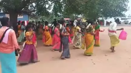 குஜிலியம்பாறை: பூசாரிபட்டியில் முத்தம்மன் கோவிலில் பௌர்ணமி பூஜையை முன்னிட்டு பெண்கள் துளசி கும்மியாட்டம் ஆடி வழிபாடு