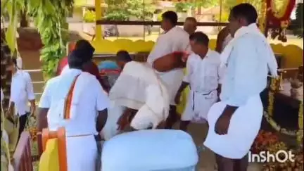 ಮುಳ್ಳೋಡಿ ಗ್ರಾಮದ ವರಮಹಾಲಕ್ಷ್ಮಿ ದೇವಿ ಹೊರೆ ಕಾಣಿಕೆ ಅರ್ಪಿಸಿದ ಗ್ರಾಮಸ್ಥರು