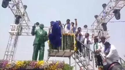 ఎం తుర్కపల్లి: మాదాపూర్ గ్రామంలో డాక్టర్ బి.ఆర్ అంబేద్కర్ విగ్రహాన్ని ఆవిష్కరించిన ఎమ్మెల్సీ తీన్మార్ మల్లన్న