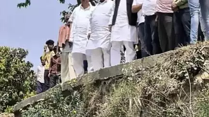 रामगढ़वा: सिहासनी व अधकपरीया पंचायत में सिकरहना नदी के तट पर बने केसरे हिन्द बांध का निरीक्षण सांसद डॉ संजय जायसवाल ने किया