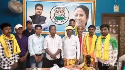 খণ্ডঘোষ: খণ্ডঘোষে বিধায়ক কার্যালয়ে ভারত জাকাত মাঝি পরগনার পক্ষ থেকে বিধায়ককে সংবর্ধনা
