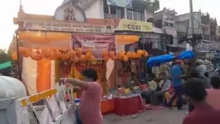 हनुमान जयंती के  अवसर पर बेलौहा बाजार मे लोकेशवर नाथ मन्दिर गेट पर भक्तो ने स्टाल लगाकर प्रसाद वितरण किया गया