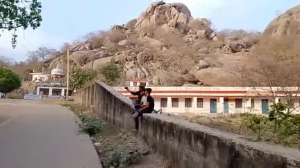 मांगा सिद्ध बाबा का बिवाई में आज धार्मिक मेले का आयोजन किया गया जिसमें लाखों श्रद्धालुओं ने पूजा कर मेले का आनंद लिया