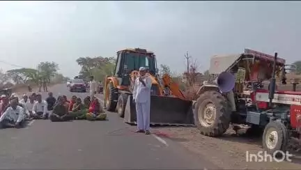 करमाळा: आळसुंदे ते वरकुटे शिवरस्ता खुला करण्यासाठी कुर्डवाडी रोडवर शेतकऱ्यांसह महिलांचे आंदोलन #jansamasya