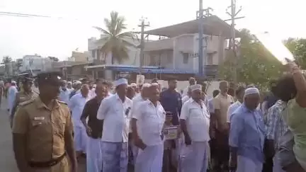 மணமேல்குடி: கோட்டைப்பட்டினம் கடைவீதியில் வகுப்பு வாரிய திருத்த சட்டத்தை திரும்ப பெறக் கூறி இஸ்லாமிய அமைப்புகள் பேரணி மற்றும் ஆர்ப்பாட்டம் நடத்தினர்