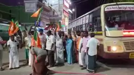 வீரகேரளம்புதூர்: பாஜக தலைவராக நயினார் நாகேந்திரன் பொறுப்பேற்பு சுரண்டையில் பாரதிய ஜனதா கட்சி சார்பில் பட்டாசு வெடித்து இனிப்பு வழங்கி கொண்டாட்டம்