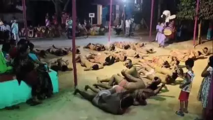 কেতুগ্রাম ২: গাজন উৎসবে মাতলেন কেতুগ্রামের পাঁচুন্দীর বাসিন্দারা, রীতি মেনে ভিন জেলা থেকে দেবতাকে নিয়ে আসা হয় স্নান ঘাটে