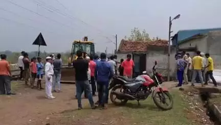 অন্ডাল: উখড়া শংকরপুর রেল গেট সংলগ্ন এলাকায় উচ্ছেদ অভিযান চালানো রেল