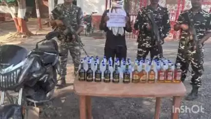 मधवापुर: मधवापुर एसएसबी कैम्प के जवानों ने 74 बोतल शराब और बाइक के साथ एक धंधेबाज को गिरफ्तार किया